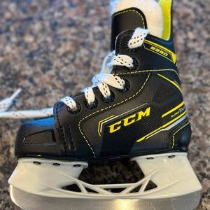 Youth/Kids/toddler Ice Skates CCM Tacks 9350 size 6
